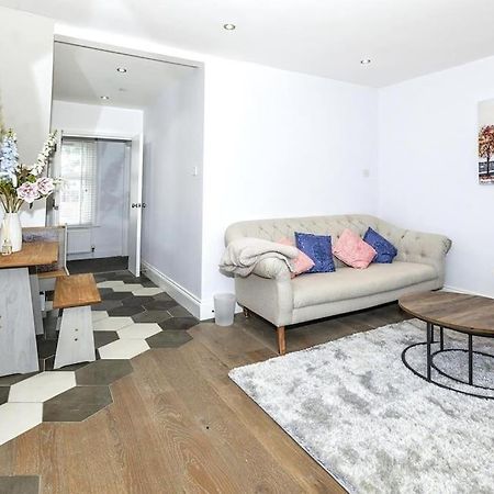 Lovely 2-Bed In Windsor Free Parking, 1 Mile From Legoland Exterior foto