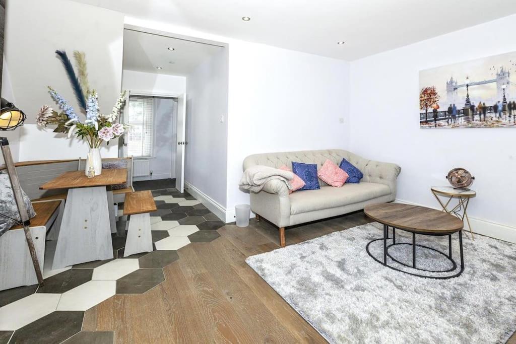 Lovely 2-Bed In Windsor Free Parking, 1 Mile From Legoland Exterior foto