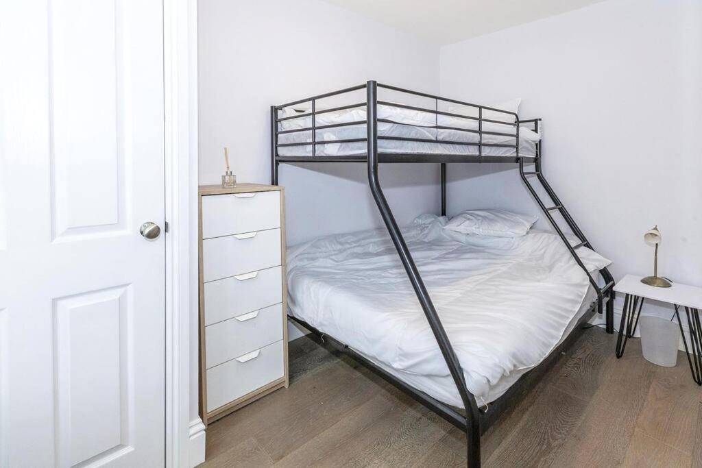 Lovely 2-Bed In Windsor Free Parking, 1 Mile From Legoland Exterior foto